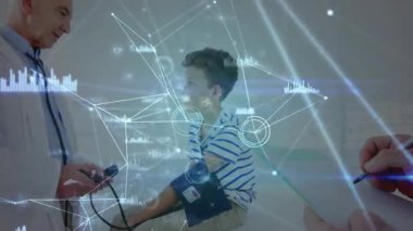 Doktor, çocuğun koluna kelepçe takıyor. Kan basıncını ölçmeye başlıyor. Hayati bulguları tıbbi verilerle örtüşüyor. Sağlık, pediatri, tıbbi, veri görselleştirme, klinik, sağlık, tanı