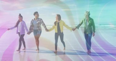 Kumda yürüyen dört arkadaş seyahat reklamı bekleyen dalgalarla gülümseyen pastel kaplamalarla gülüyorlar. Arkadaşlar, kıyı şeridi, eğlence, canlı, yaşam tarzı, dinginlik, bağlantı