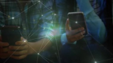 Çift görselleştirme bağlantısı tarafından tutulan telefonları dijital olarak dinleme ve kaydırma işlemi başlatılıyor. Teknoloji, bağlantı, dijital, iletişim, fütürist, ağ, yaşam tarzı