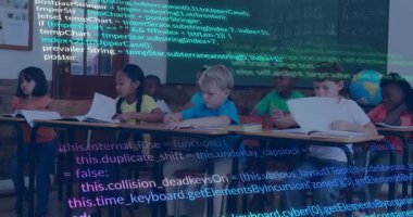 Sekiz öğrenci not defterlerini açıyor ve sayfaları kaydırma kodlarıyla çeviriyor. Matematik dersine rehberlik ediyor. Sınıf arkadaşları, eğitim, öğrenme, teknoloji, sınıf, takım çalışması, merak