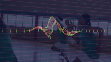 Beş kadın fitness stüdyosunda koşuya başlıyor. Renkli dalga formu izleme aralığı yoğunluğu yaratıyorlar. Fitness, yoldaşlık, enerji, hareket, modern, motivasyon, sağlık