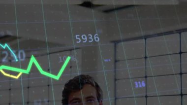 İş adamı masasında yükselen yeşil çizgiyi şebeke örtüsüyle kutluyor. Yumruk sallıyor, sonra da baş parmağını kaldırıyor. Analizler, büyüme, başarı, motivasyon, ilerleme, yenilik, takım çalışması