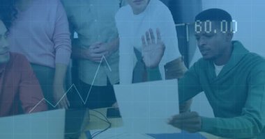 Yeşil kapüşonlu bir sunucu çizelgeyi alıyor ve grafik çizelgesini rehber ekiple örtüyor. İşbirliği, analitik, veri görselleştirme, takım çalışması, kurumsal, modern, stratejik