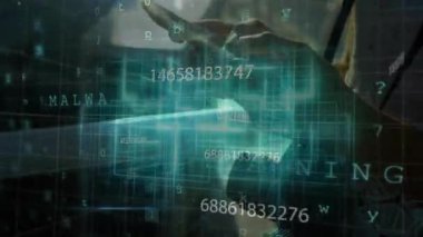 Siber güvenlik analisti telefonu şebeke dönüşümlü olarak kaldırıyor ve kodu analiz için şemaya geçiriyor. Teknoloji, dijital, geleceksel, yenilik, veri, ağ, arayüz