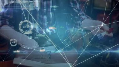 Kıdemli ayakkabıcı spor ayakkabılarını atölye tezgahına yerleştiriyor, ısıtma aletini ve ısıtıcı dikişleri alıyor. Sanatçılık, restorasyon, zanaat, el yapımı, vintage, endüstriyel, detay odaklı