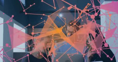 Bilgisayar etrafında toplanan meslektaşlar grafik örtüsünü etkinleştiriyor ve teknik analiz için cihazları değiştiriyor. İşbirliği, takım çalışması, yenilik, dijital, modern, teknoloji, beyin fırtınası