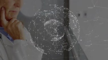 Laboratuvar önlüklü kıdemli doktor holografik küre üzerinde çalışıyor klinikte verileri somutlaştırıyor ve analiz ediyor. Tıbbi, teknoloji, fütüristik, sağlık, yenilik, profesyonel, analitik