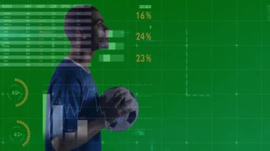 Futbol topu tutan erkek sporcu, yeşil ekranda spor analizi haritası ve grafikleri başlatıyor. Spor, analiz, büyüme, görselleştirme, teknoloji, fitness, veri