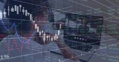 Kadın ev ofisinden arama yapıyor, şamdanları takip ediyor pazar salıncaklarını izliyor. Profesyonel, teknoloji, analitik, iletişim, işyeri, çağdaş, veri görselleştirme