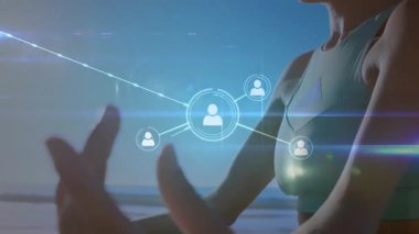 Mudra 'da deniz yoluyla meditasyon yapan ve parlayan kullanıcı ikonu ağı oluşturan bir teknoloji topluluğu oluşturan bir kadın. Meditasyon, sükunet, bağlantı, farkındalık, maneviyat, dijital, uyum