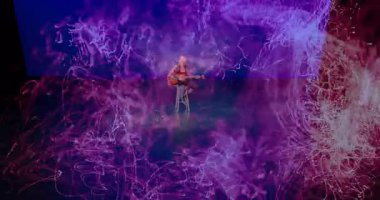 Mavi ışıkta çalan gitarist pembe mor izler yayıyor girdap gibi dönen görselleştiren müzik. Performans, sanatçılık, aydınlanma, sahne, soyut, hareket, ilham
