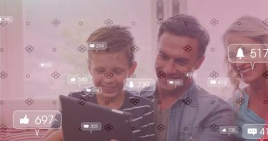 Evlat tableti tıklayarak aile içinde gülümseme ile ilgili sosyal medya bildirimlerini aktifleştiriyor. Aile, teknoloji, birliktelik, dijital, ev, iletişim, bağlantı