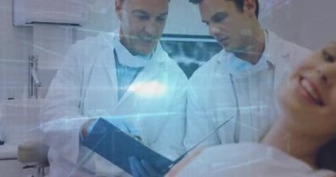 Diş hekimi inceleme çizelgesi yapay zekayı etkinleştiriyor. Hastanın kilidini açan veriler üzerinde holografik anahtar oluşturuyor. Profesyonel, sağlık, tanı, teknoloji, fütüristik, işbirliği, klinik