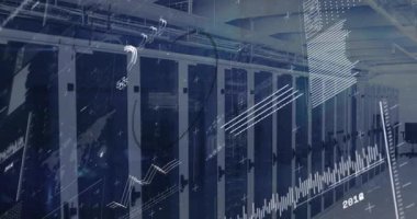 Harita örtüşüyor, sunucu dolapları sayısal spiralleri ve grafikleri gösteriyor veri akışını görselleştiriyor. Teknoloji, veri, dijital ağ, analitik, altyapı, siber güvenlik