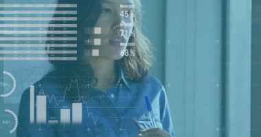 Sayısal tablo oluşturan pencereye bakan kadın, iş verilerinin birleştirilmesini inceliyor. Teknoloji, analitik, yenilik, kurumsal, profesyonel, modern, veri görselleştirme