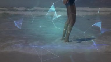 Sörf yapan bir kadın, parlayan üçgen örgü aktifleştiriyor ve teknolojide dönen bir kablo çerçevesi oluşturuyor. Fütürist, dijital, sürükleyici, yenilik, holografik, bağlantı, soyut