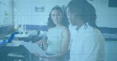 Dizüstü bilgisayarını eğen ve ekranı işaret eden kadın, iş arkadaşlarının incelemesi için iş veri grafiklerini canlandırıyor. Yenilik, işbirliği, teknoloji, analitik, takım çalışması, dijital, profesyonel