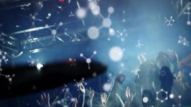 Taraftarlar el kaldırıyor ve moleküler grafikler sürüklenirken kalabalık sörfçüleri sahneye getiriyor. Canlı müzik, canlı, enerjik, sürükleyici, eğlence, dinamik, atmosferik