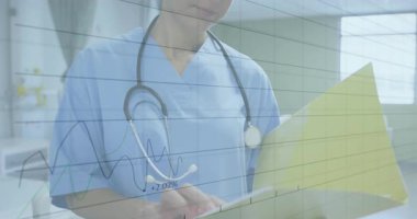 Hemşire sarı klasör sayfalarını çeviriyor ve yükselen grafikler üzerinde çalışıyor. Hasta sağlığı ölçümlerini izliyor. Tıbbi, sağlık, analitik, profesyonel, klinik, ilerleme, veri