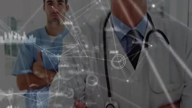 Ayakta duran tıbbi ekip ağları birleştirerek veri düğümlerini ve çubuk grafiklerini kaplıyor. Tıp, sağlık, işbirliği, teknoloji, yenilik, tanı, analitik