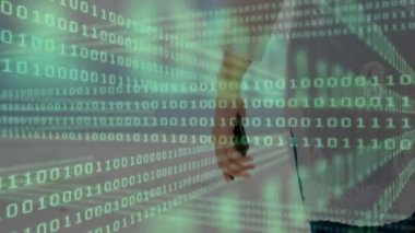 Adam akıllı telefonu çevirirken yeşil çift yönlü tünel darbeleri ekrana yansıyor sonra da teknolojik demo için seyreltiyor. Teknoloji, siber güvenlik, veri, ağ oluşturma, dijital, yenilik, gelecekçilik