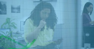 Ofisteki kadın tableti tıklayarak eğilimleri incelerken cam duvarda grafik oluşturmaya başladı. Teknoloji, veri, analitik, iş, yenilik, işbirliği, modern