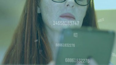 Veri analisti tableti tıklatıyor ve analiz için yüzen sayısal akımları inceliyor. Holografi, teknoloji, fütürizm, veri görselleştirme, yenilik, konsantrasyon, profesyonel