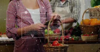 Kadın müşteri pazar yerinde elma topluyor sonra da dijital ödeme için QR kodunu tarıyor. Pazar, ticaret, taze ürün, perakende, dijital işlem, sağlıklı yaşam, renkli