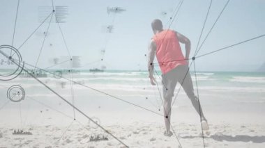 Sahilde dijital ölçüm cihazlarıyla vücut geliştirmek için ağırlık değiştiren bir adam. Sporcu, spor, sağlık, spor, aktif, açık hava, modern