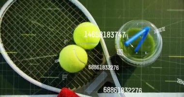 Çerçeve dizisi, tenis raketini toplar ve meyve suyu bardağıyla analiz eden veri panellerini başlatıyor. Spor ekipmanları, dijital arayüz, artırılmış gerçeklik, veri görselleştirme, hareket analizi, sağlık yaşam tarzı, modern tasarım