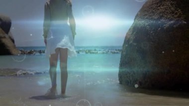 Çocuk suyun kenarına adım atarken dijital örtüler de yenilikleri gösteriyor. Çocuklar, plaj, dijital, soyut, dinginlik, keşif, sükunet