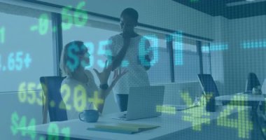 Oturan kadın kahve fincanıyla gelen iş arkadaşına doğru dönüyor. Canlı finans rakamlarını güncelliyor. İşbirliği, takım çalışması, iş, modern, iş istasyonu, veri, iletişim