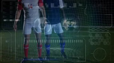 Animasyon spor teknolojisi HUD ile top koşusundan sonra zıplayan iki futbolcu. Spor, rekabet, atletizm, dijital, teknoloji, gece, eylem