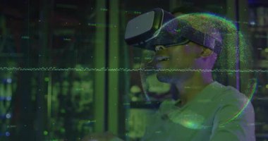 VR kulaklığı takan ve teknoloji laboratuvarına giren bir adam, üç boyutlu arayüzü keşfetmek için dijital örtüleri etkinleştiriyor. Gelecekçi, yenilikçi, sürükleyici, dijital, teknolojik, senaryo, eller