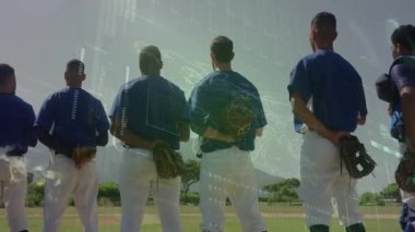 Beyzbol oyuncuları sahaya giriyor ve dönüm noktası olarak hizalanıyor, harita teknolojide yoğunlaşıyor. Sporcular, takım çalışması, spor, açık hava, rekabetçi, dijital, yenilikçi