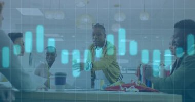 Takım lideri ayakta duruyor ve kumaş örnekleri topluyor. Moda tasarımı incelemesi için doküman dağıtıyor. İşbirliği, takım çalışması, yenilik, beyin fırtınası, modernlik, profesyonellik, strateji