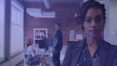 Kadın ofiste gülümserken, adam akıllı telefon görüşmesini bitiriyor ve iş arkadaşını bilgilendiriyor. İşbirliği, profesyonellik, çalışma alanı, kentsel, iletişim, üretkenlik, modern