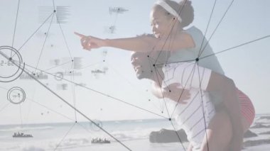 Ufuk çizen kadın, şebeke kanalı oluşturan plajı işaret ediyor. Kadın teknik demo için yürüyen bir erkek olarak. Dijital, bağlantı, iletişim, açık hava, boş zaman, gençlik, canlı
