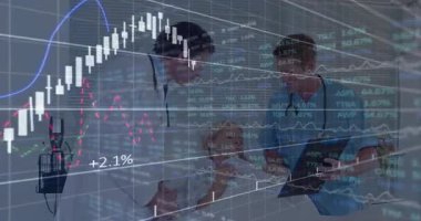 Doktor ve meslektaşım hasta çizelgesini inceliyor. Finansal örtüşme, animasyon maliyet eğilimlerini başlatıyor. Tıbbi, takım çalışması, analiz, sağlık, tanı, veri, işbirliği