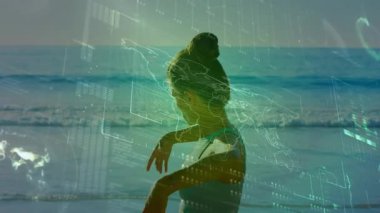 Kumsalda cisimleşen yeşil şebeke, kol temizleyen fitness kadını, üç boyutlu harita izleme hareketi. Teknoloji, yenilik, fitness, farkındalık, dinginlik, dijital, holografik