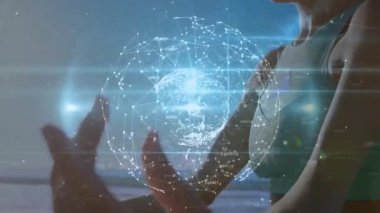 Gün batımında suyun yanında duran bir kadın sağlık görüntüsü için titreşim ağı oluşumunu başlatıyor. Gelecek, yenilik, refah, dinginlik, teknoloji, fitness, ahenk