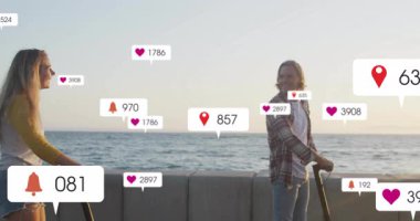 E- scooter kullanan bir çift nişan tanıtımı için yükselen sosyal medya simgelerini canlandırıyor. Macera, eğlence, dijital, modern, romantizm, açık hava, manzara