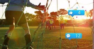 Kadın kaleci ortaya çıkan medya baloncuklarıyla kaleye uyum sağlıyor, antrenman çarpışmalarını ölçüyor. Atletik, takım çalışması, yoğunluk, açık hava, dinamik, rekabetçi, odaklanma