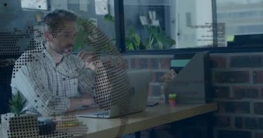 Akıllı telefon görüşmesini bitirmek, yönetici gözlüğü temizlemek, sonra da rapor taslağı için dizüstü bilgisayarda yazmak. Profesyonel, ofis, çalışma alanı, modern, üretkenlik, iş dünyası, teknoloji