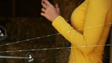 Ahırda telefon kaldıran ve ekranı dinleyen bir kadın yüzen avatarlardan oluşan bir teknoloji ağı oluşturuyor. Teknoloji, bağlantı, ağ, sosyal, dijital, yenilik, görselleştirme