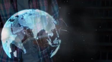 Akıllı telefon tutan çocuk dijital dünyayı döndürerek teknoloji ağını görselleştirmeye çalışıyor. Fütürist, teknoloji, yenilik, bağlantı, dijital, yörünge, dalma