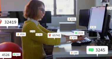 İşletme ofisinde klavyeye yazı yazan ofis çalışanı monitörlerde çoğalan AR uyarı simgelerini yönetiyor. Teknoloji, üretkenlik, dijital, modern, çalışma alanı, iletişim, yenilik