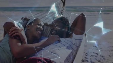 Kumsaldaki hamağa yerleşen çift, sürüklenen ağ şekillerini ve dönen teknoloji dünyasını başlatıyor. Romantizm, bağlantı, dinginlik, teknoloji, fütürizm, boş zaman, uyum