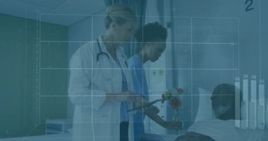 Vazoya dokunan hasta kılavuz çizgileri başlatıyor, tıbbi ekip tablet verilerini animasyon çizelgeleriyle karşılaştırıyor. Tıbbi, sağlık, tanı, teknoloji, profesyonellik, klinik, analiz