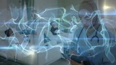 Hemşire tablet seçerken hastayı selamlıyor, yüzen sağlık veri arayüzü üzerinden hayati bulguları gözden geçiriyor. Sağlık, teletıp, geleceksel, dijital arayüz, hastane, hasta bakımı, tıbbi teknoloji